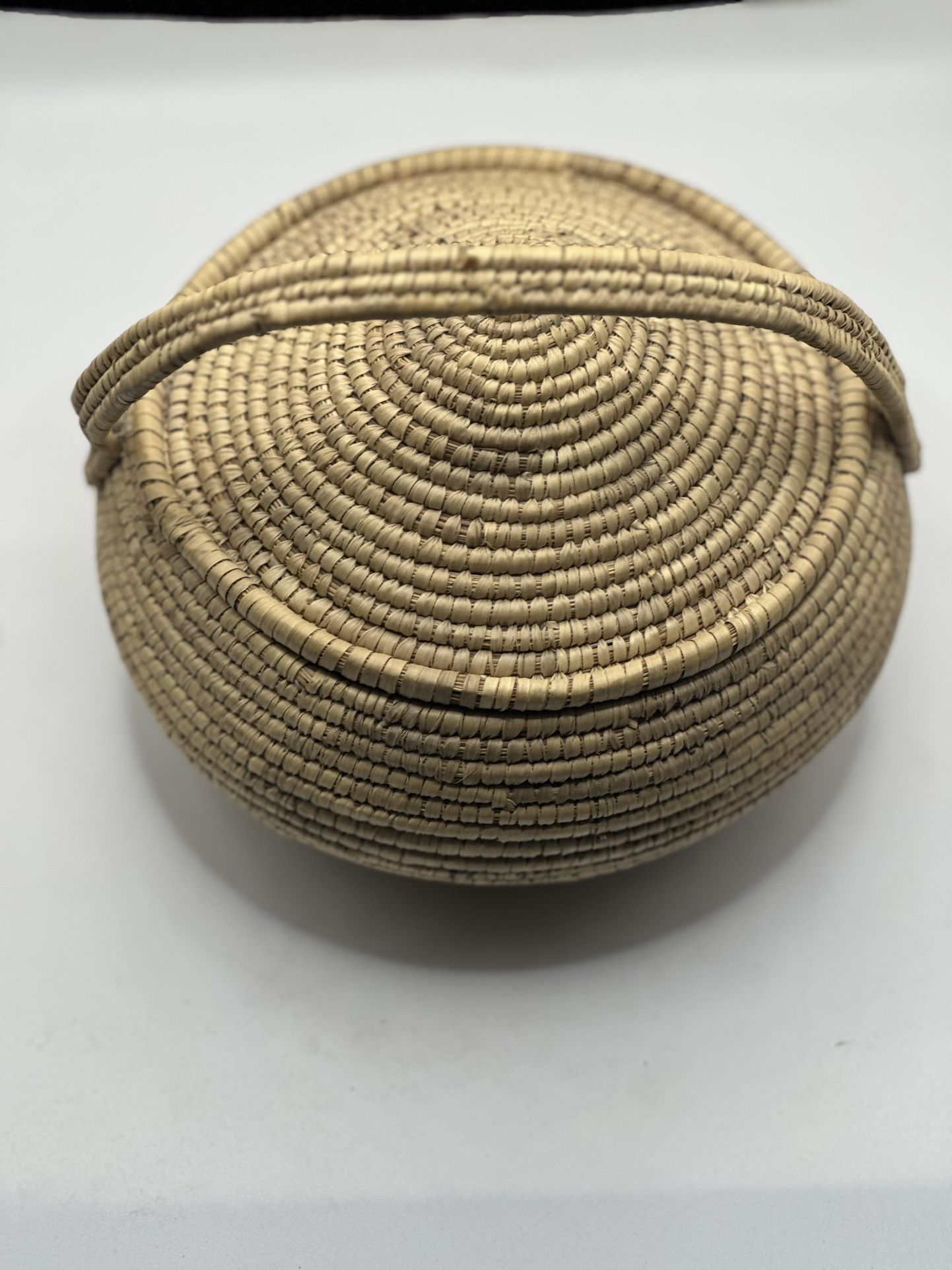 VINTAGE COIL BASKET WITH LID AND HANDLE ROUND CIRCLE SHAPE ARTISAN HAND, 60-70’s