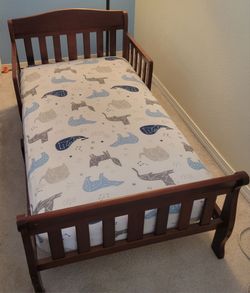Delta Children Canton toddler bed (dark cherry)