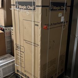 Magic Chef 10.1 cu. ft. Top Freezer Refrigerator in Black New In Box