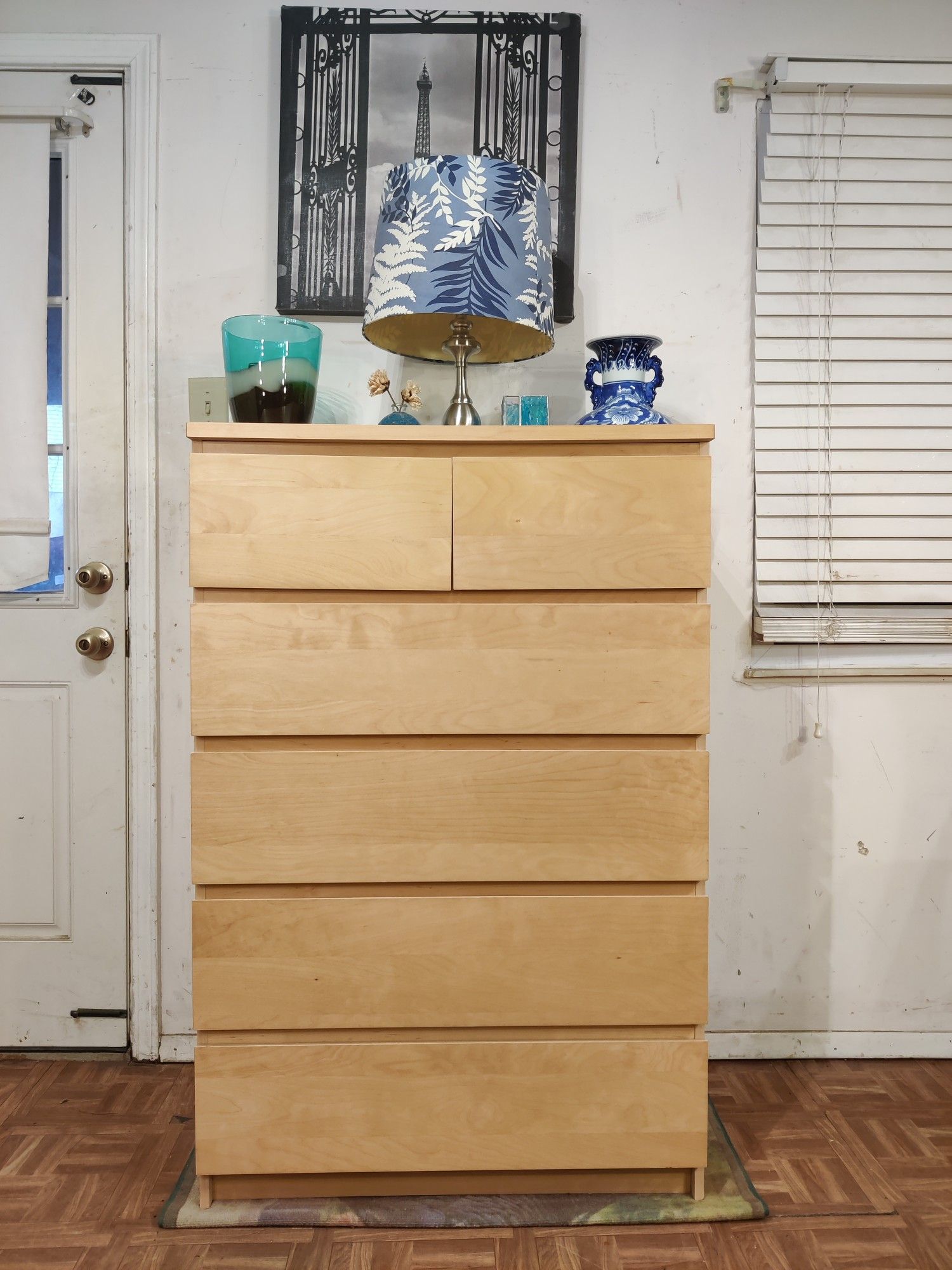 Nice big chest dresser with big 6 drawers in good condition, all drawers working well driveway pickup. L31.5"*W19"*H48.5"