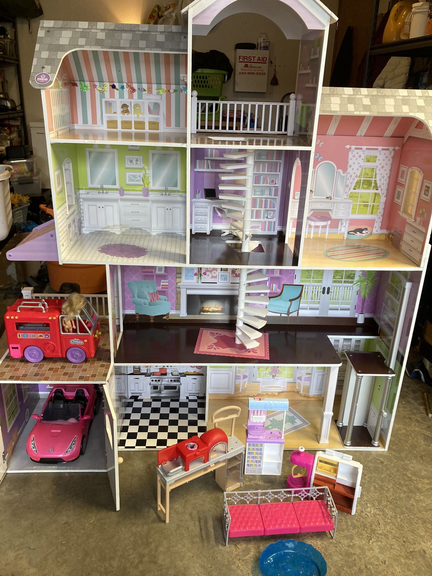 Doll house And Barbie Accessories(hablo Español)