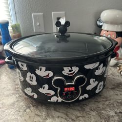 like new mickey mouse 7qt slow cooker 