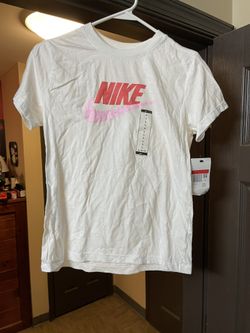Nike Girls 👧 Size Large T-shirt 👕🤍🩷❤️