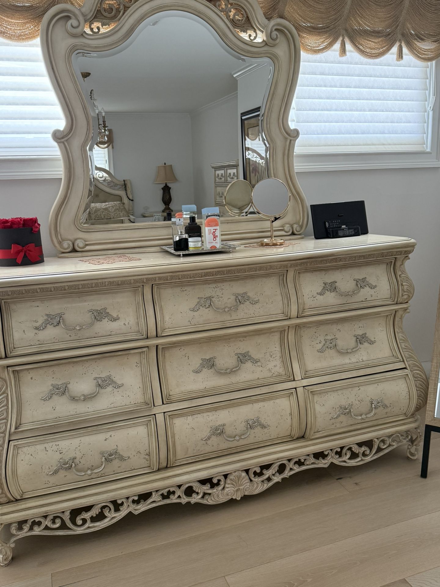 Dresser With Mirror