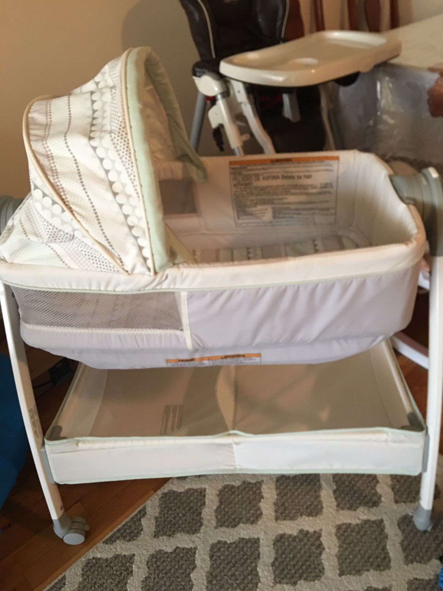 Bassinet turns into Changing table.