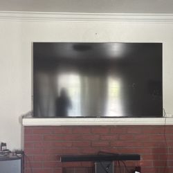 Samsung 70” 4K Smart TV With TV Mount