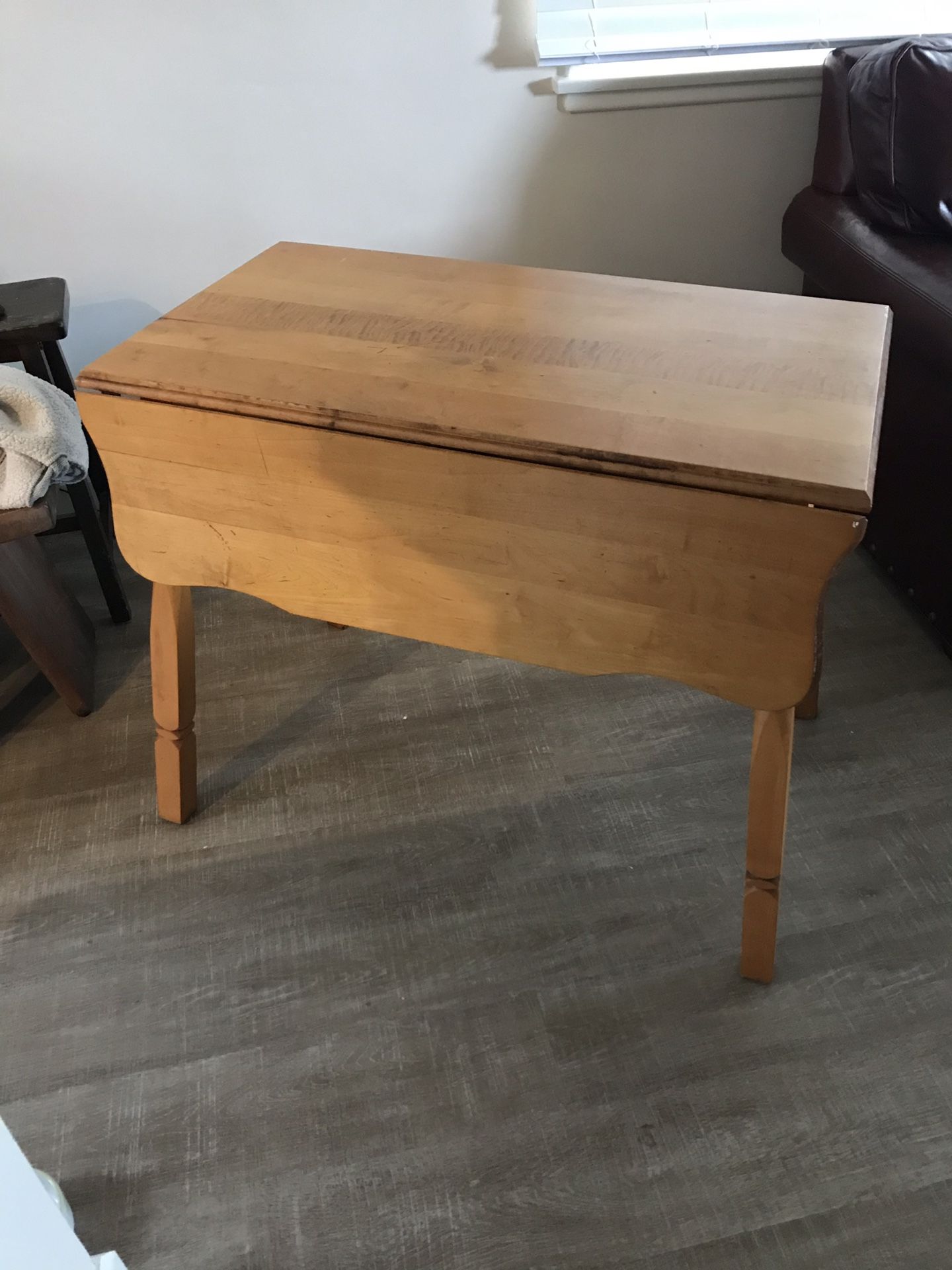 Drop leaf table