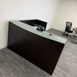 Reception Desk. Mint. $400.