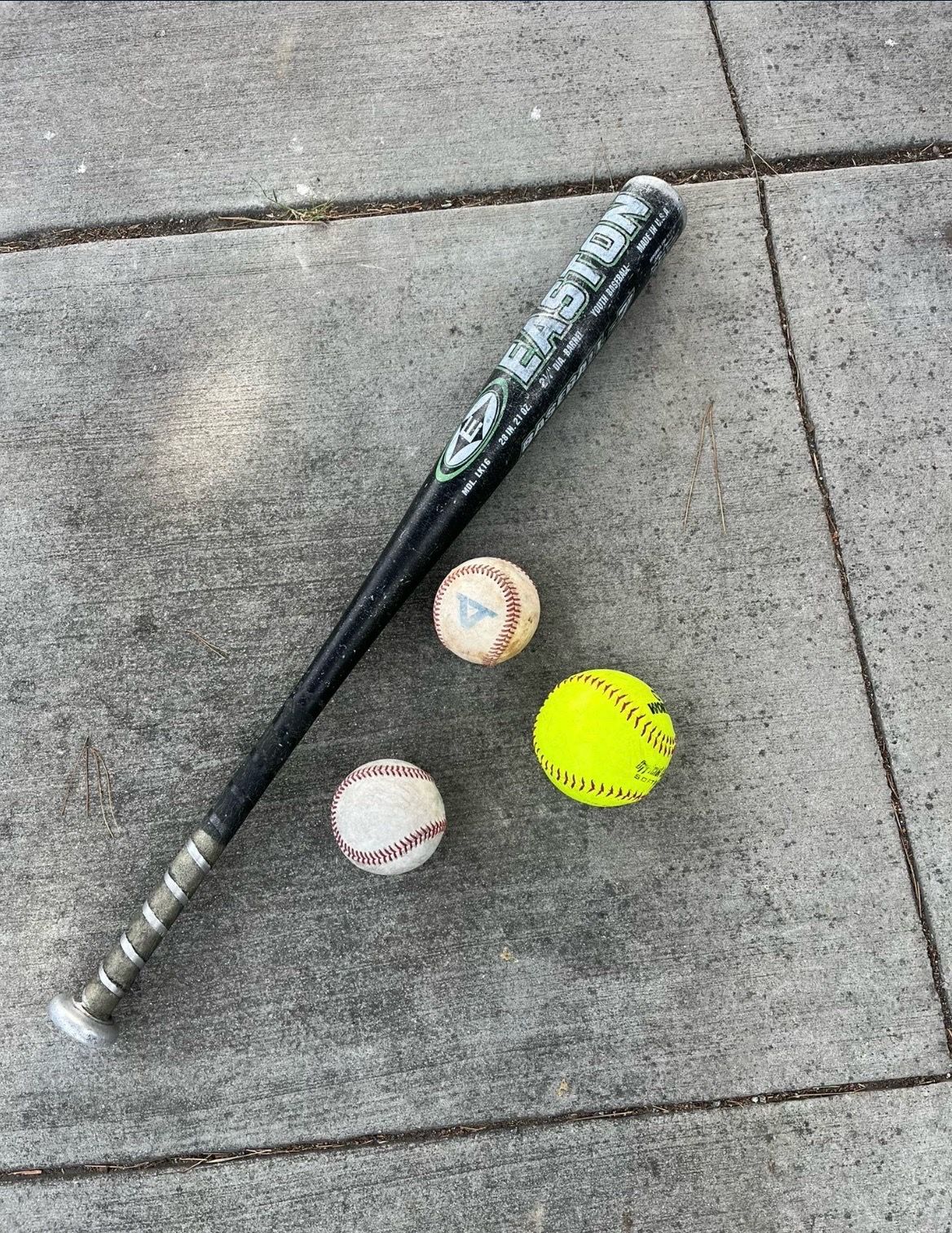 Baseball Bat & Balls - In Very Good Condition. Youth Magnum Easton 28 Inch & 21 Oz. with 2-1/4 Inch Diameter Barrel Baseball-7 Bat. Model: LK16.