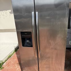 Se vende  este refrigerador 180 $ todo funciona e perfecta condiciones n