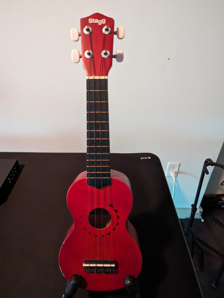 Stagg Ukelele With Stand