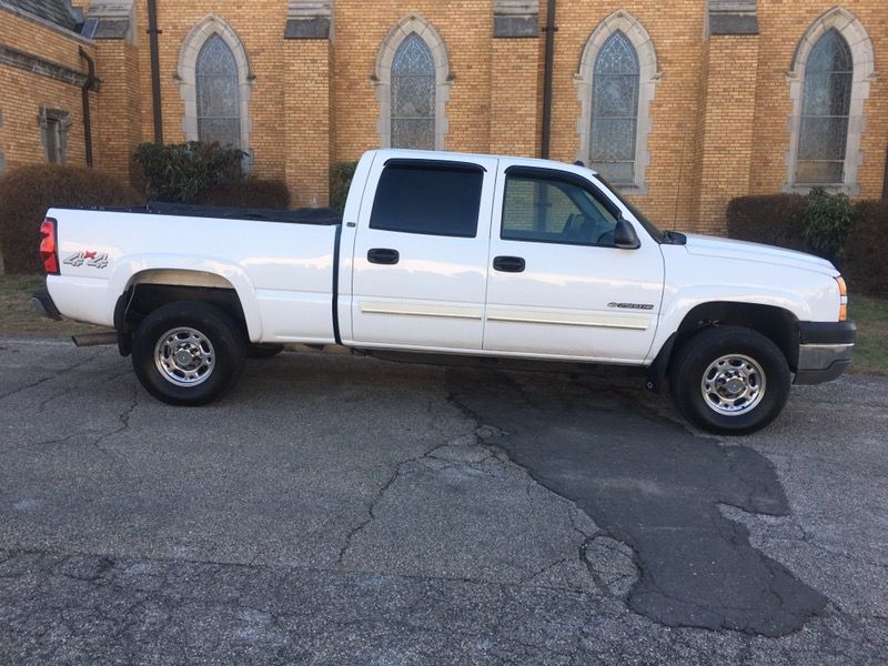 2005 CHEVY SILVERADO HD 6.0L CREW CAB FULLY LOADED 120k EXCELLENT CONDITION
