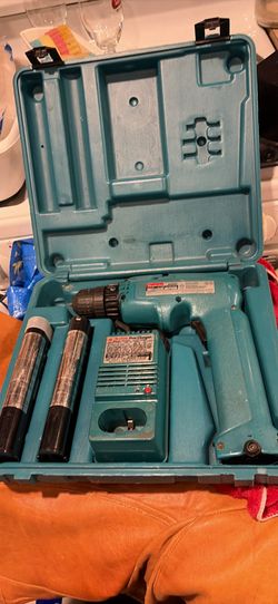 Vintage 9.6V Makita cordless drill driver set