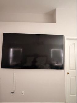 Tv 85 inch  Samsung with hanging mount included