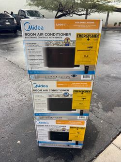 Midea 5,000 BTU Room Air Conditioner with remote control