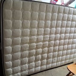 Queen Size Memory Foam Pillow Top Mattress 