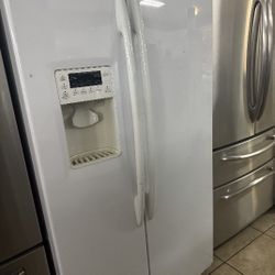 G.E. REFRIGERATOR WORKS GREAT 