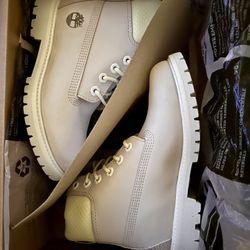 Women’s 5 Timberland Premium 6 In Waterproof Boot/ White Nubuck