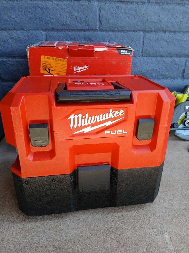 VACUUM MILWAUKEE M12 TOOL ONLY