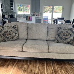 Pull Out Queen Bed Couch 