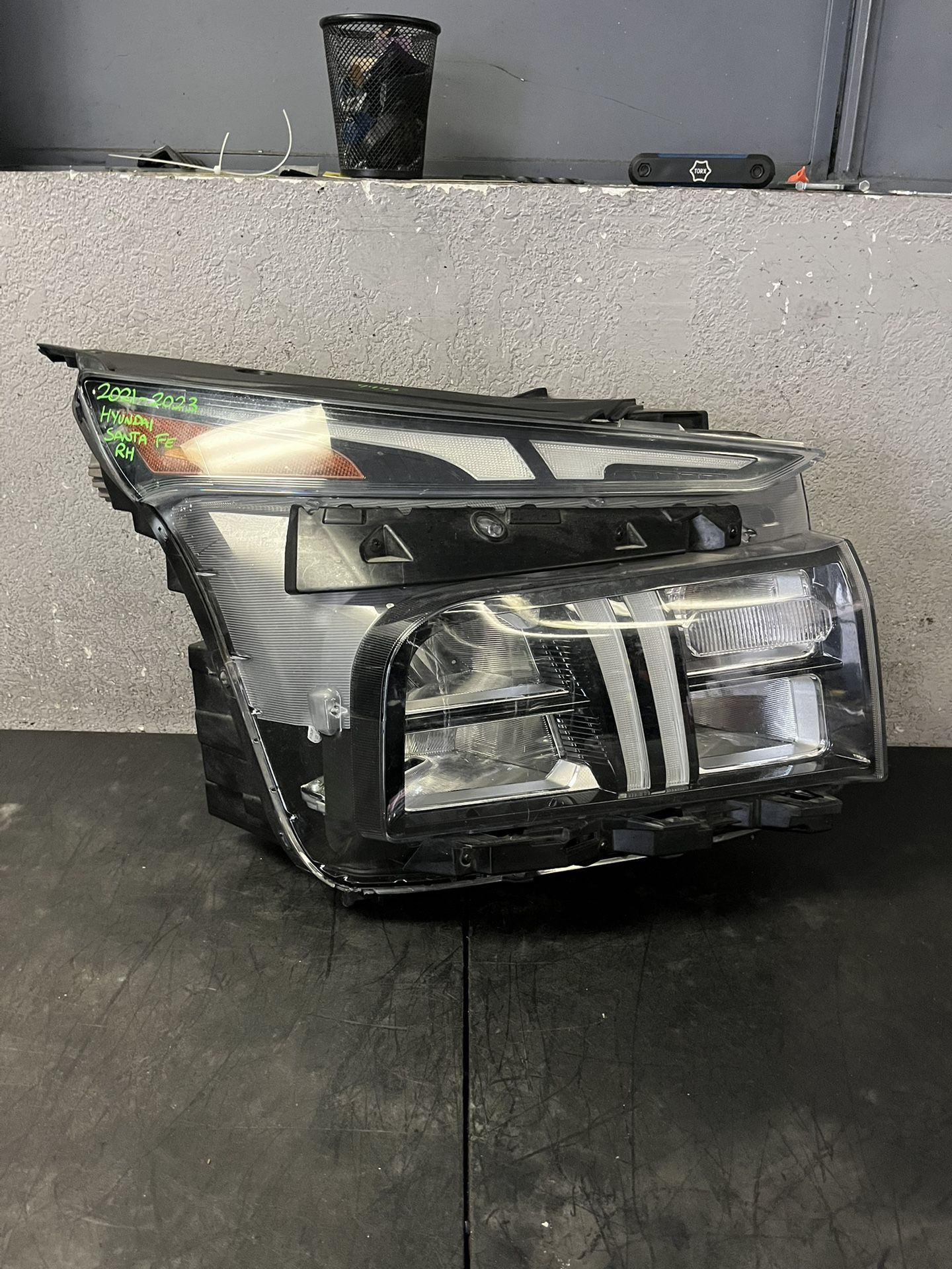 2021-2022-2023 HYUNDAI SANTA FE RIGHT HEADLIGHT OEM USED