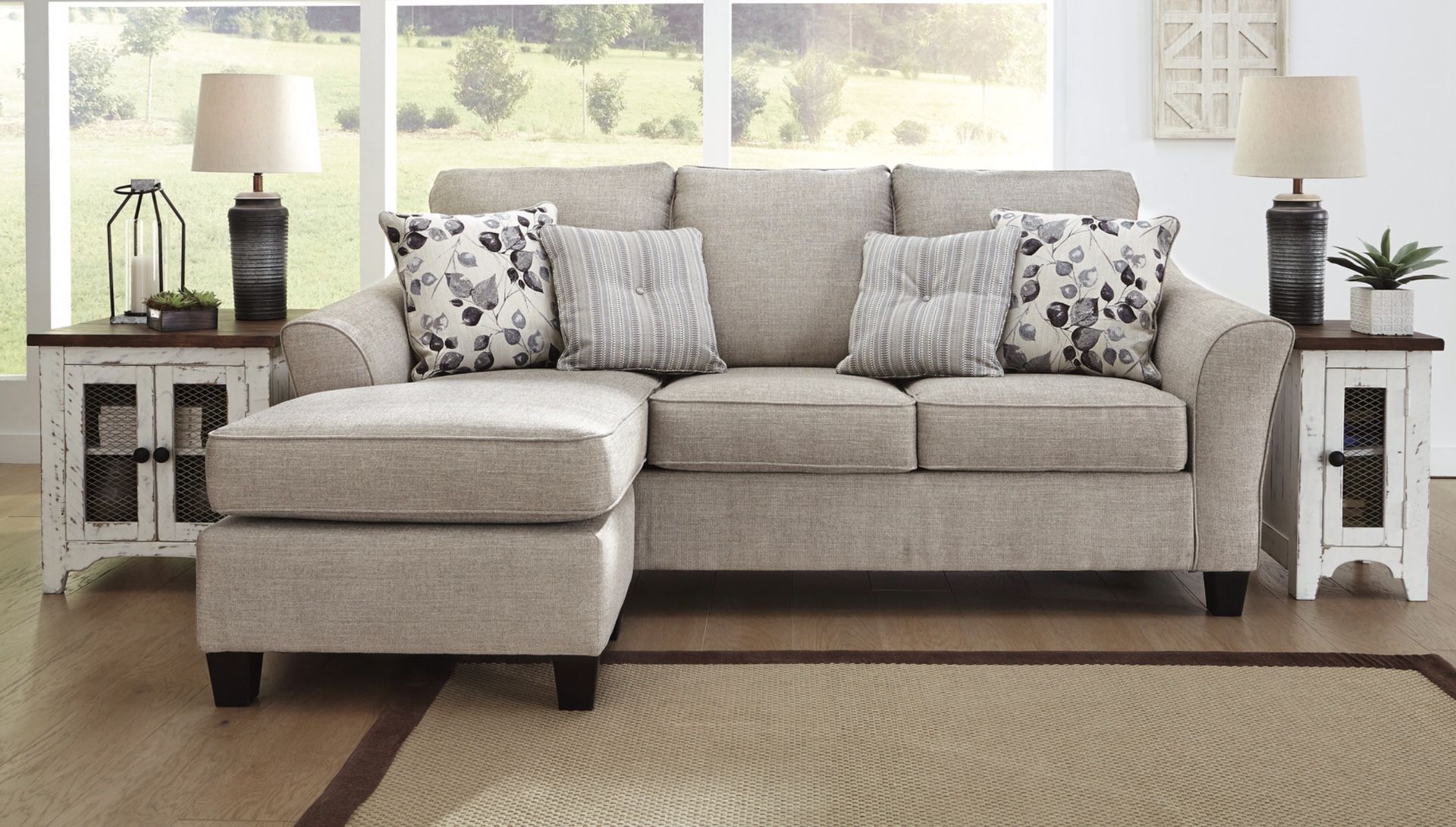 New Sofa Chaise❗️ Includes Accent Pillows