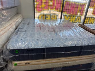 KING SIZE STEARNS & FOSTER ESTATE MATTRESS & BOX SPRING BED SET