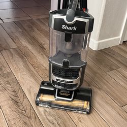 Shark lift-away self cleaning vacuum