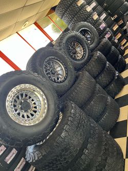 Vendo set de rines nuevos 17x9 de ancho de 6-139.7 lugs con llantas variedad de medidas y marcas de llanta
