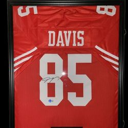 Vernon Davis Framed Autographed Jersey (Beckett) 