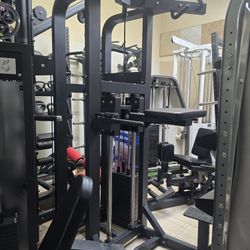 Assisted pull up / Chin up exercise fitness weight machine workout