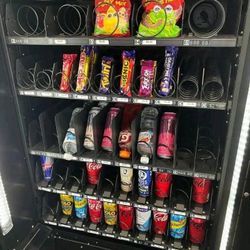 Fully Operational Vending Machine With A Credit Card Reader 