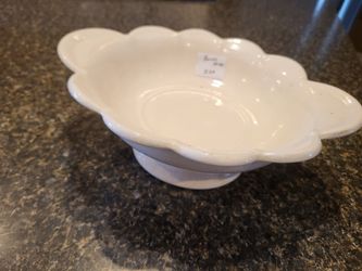 Rippled white pedestal porecelain bowl approx 9.5x11"