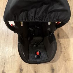 Britax Infant Car seat Safe cell One Owner No Wreck With Base 