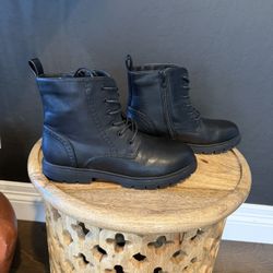 Kids Size 5 Dream Pairs Combat Boots 