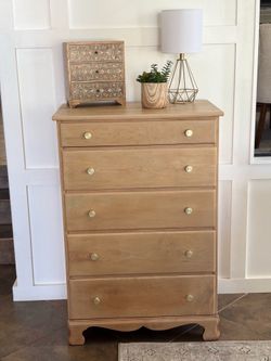Beautiful 5 drawer Maple dresser