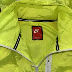 Nike Women’s S Tech Aeroshield Moto Cape Wind Running Jacket Neon 699882-702