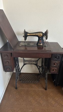Vintage 1928 Singer Treadle Sewing Machine in Original Cabinet – Working Condition
