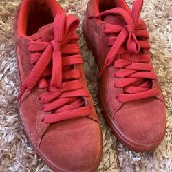 Women’s Red Pumas 6C