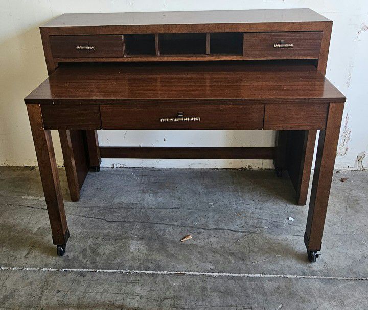 Quality A.R.T Furniture Desk With Hutch