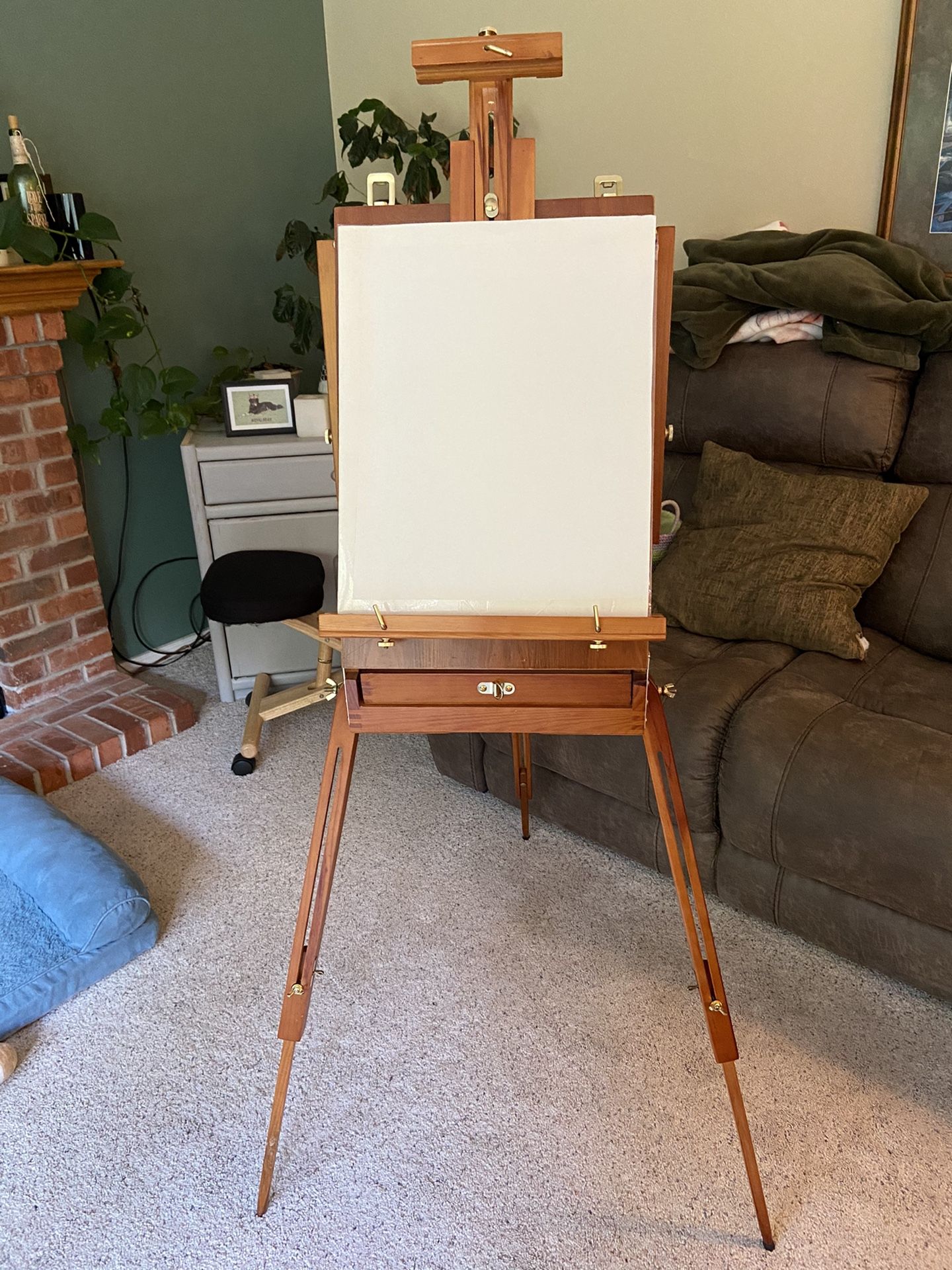 Portable easel suitcase. PENDING PICKUP