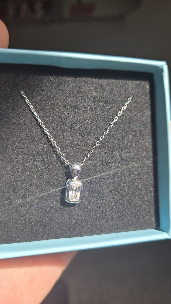 925 Italy Sterling Silver Chain And Pendant.