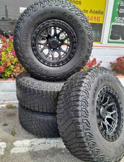 Vendo set de rines 17x9 de ancho de 6-139.7 lugs con llantas 315/70/R17 Goodyear las 4 por $930