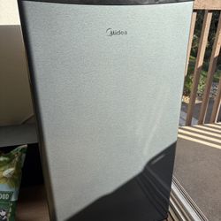 FREE BROKEN midea 3.3 mini fridge