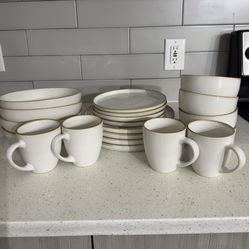 Pearl white ceramic dinnerware set