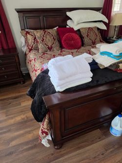 Broyhill bedroom set. 2 night stands 1 chesser drawer  king size bed.