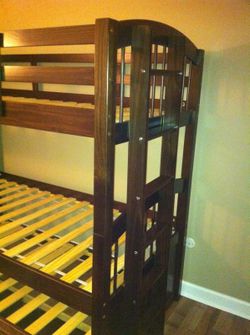 Twin bunk bed
