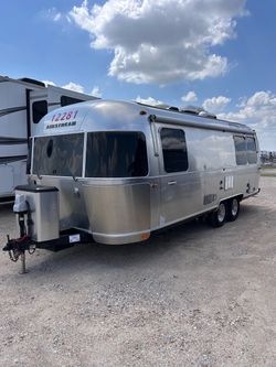 2022 AIRSTREAM GLOBETROTTER 27FB