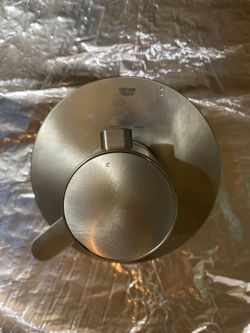 2 Grohee shower/tub valves trims and cartridge