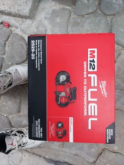 M12 Milwaukee compact band saw